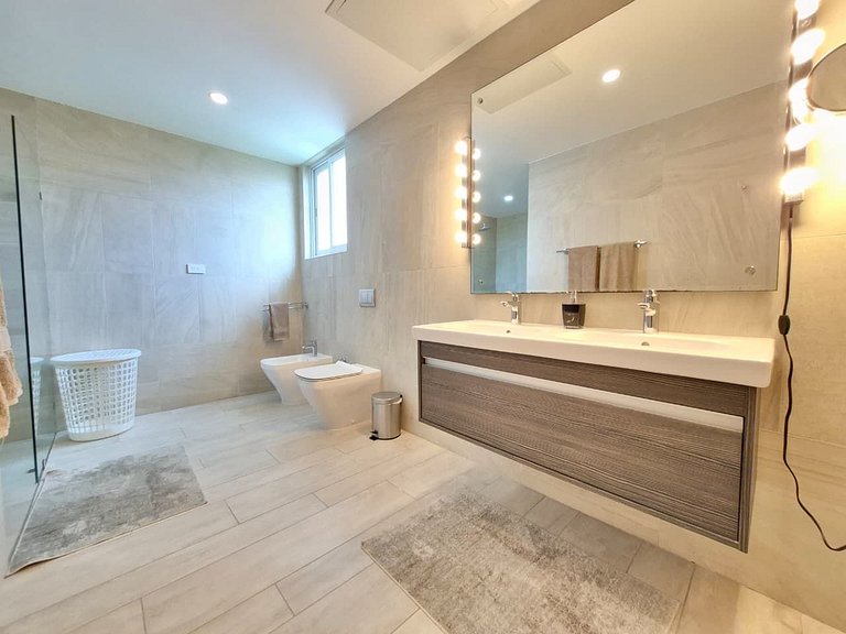 Luxury Penthouse • Jacuzzi • Golf & Lake Views