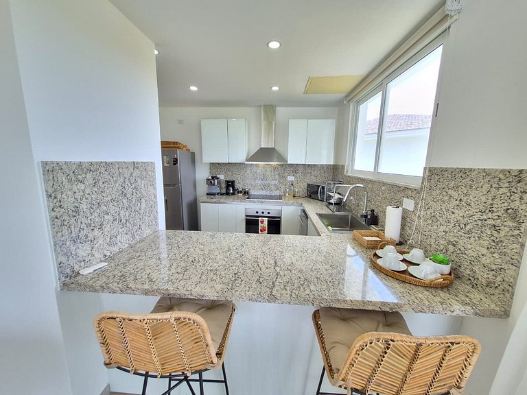 Luxury Penthouse • Jacuzzi • Golf & Lake Views
